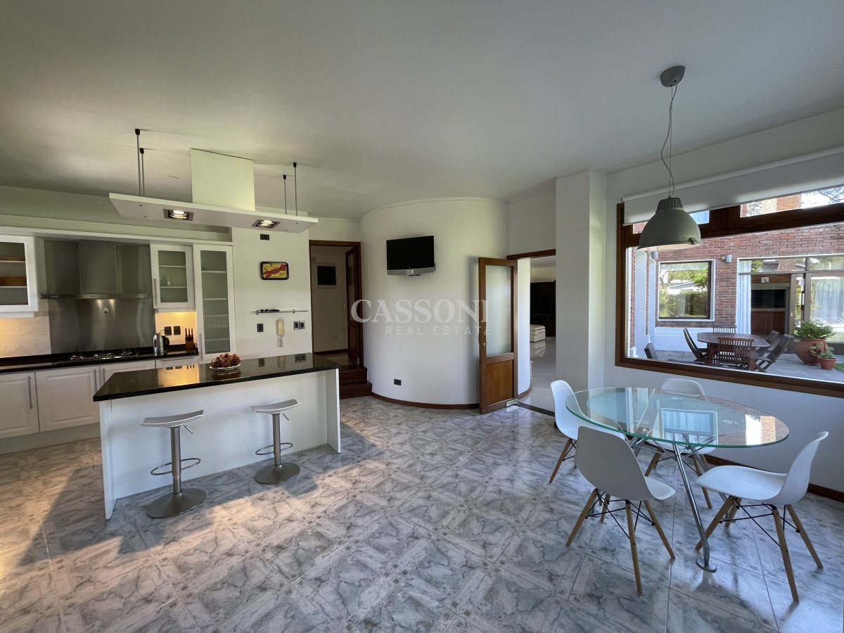 Casa ID.2757 - Mansa, selecta propiedad con gran capacidad, pileta climatizada y muy bien equipada.