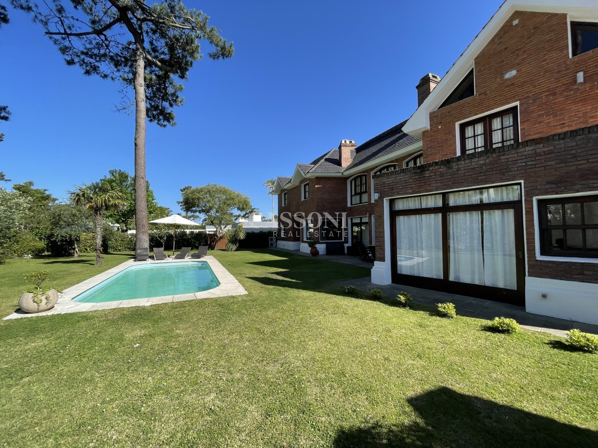 Casa ID.2757 - Mansa, selecta propiedad con gran capacidad, pileta climatizada y muy bien equipada.