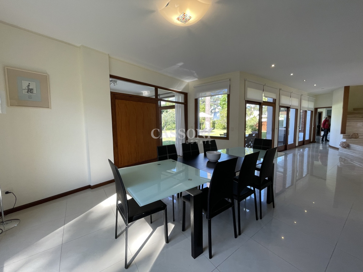 Casa ID.2757 - Mansa, selecta propiedad con gran capacidad, pileta climatizada y muy bien equipada.