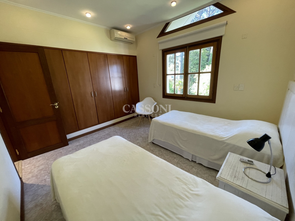 Casa ID.2757 - Mansa, selecta propiedad con gran capacidad, pileta climatizada y muy bien equipada.
