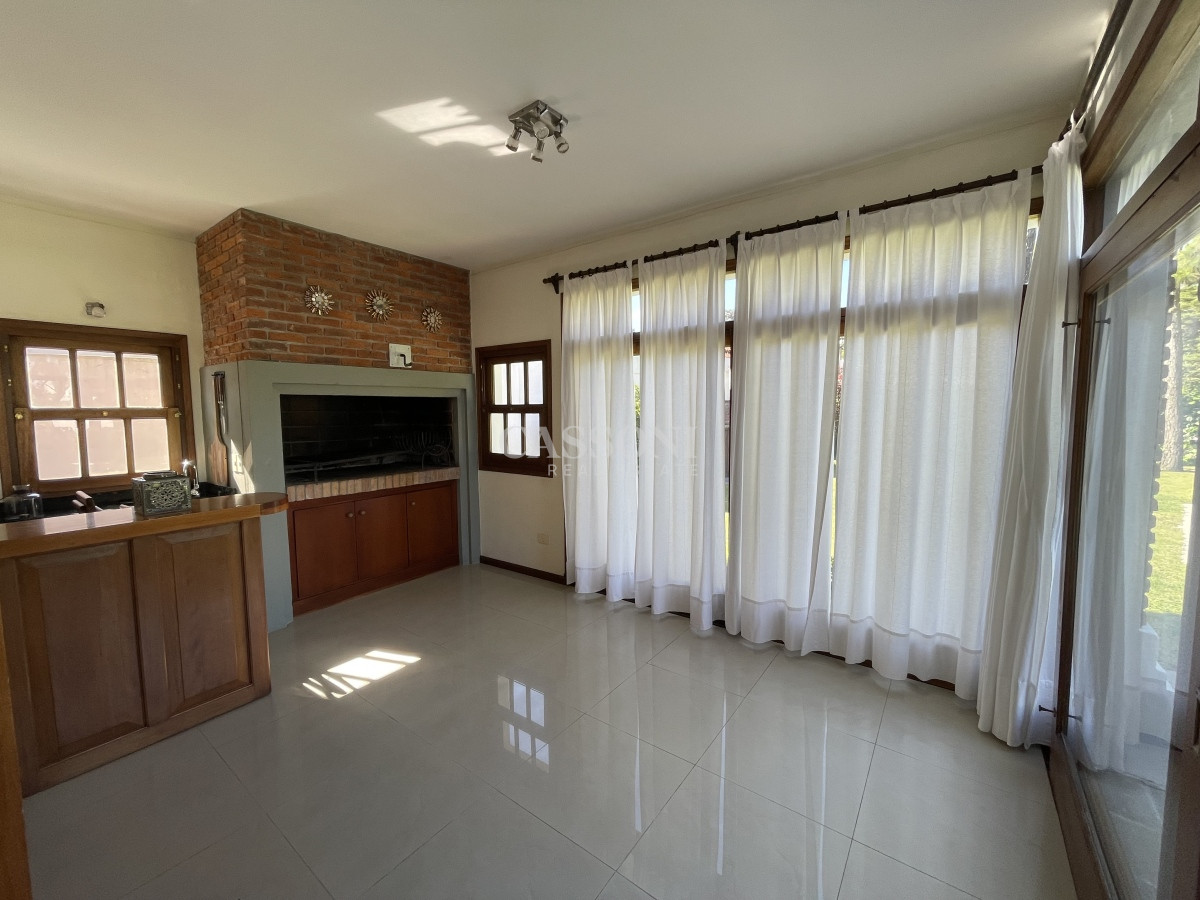Casa ID.2757 - Mansa, selecta propiedad con gran capacidad, pileta climatizada y muy bien equipada.