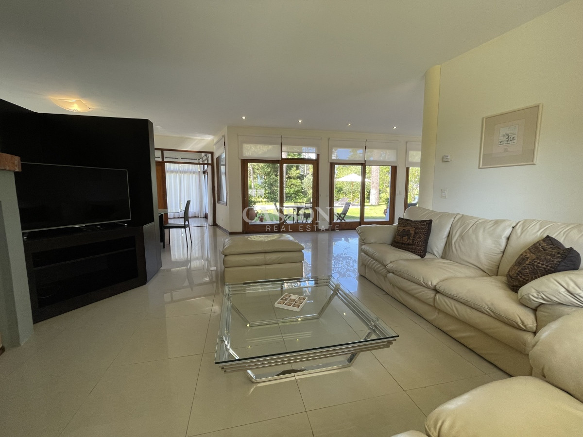 Casa ID.2757 - Mansa, selecta propiedad con gran capacidad, pileta climatizada y muy bien equipada.