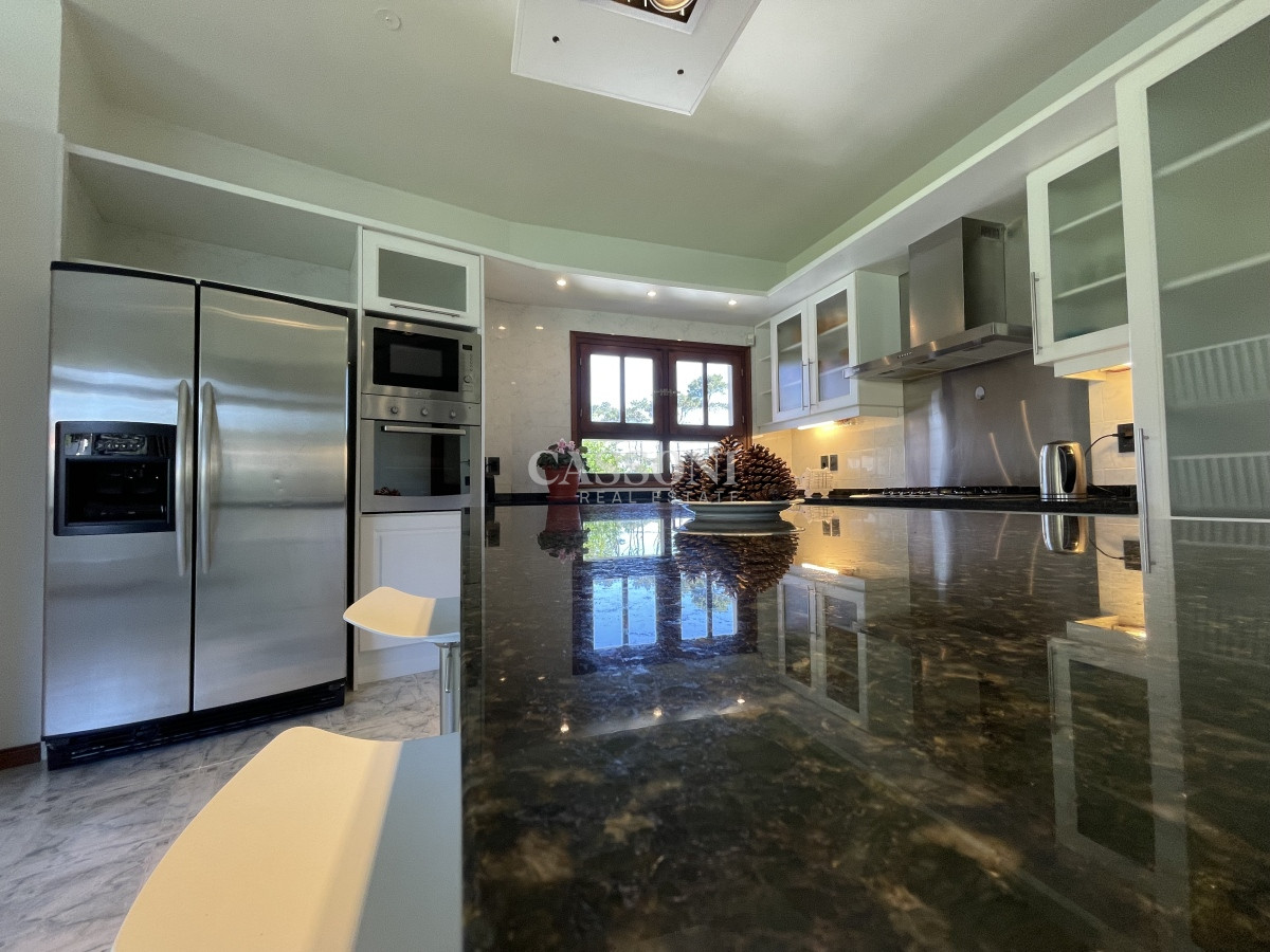 Casa ID.2757 - Mansa, selecta propiedad con gran capacidad, pileta climatizada y muy bien equipada.