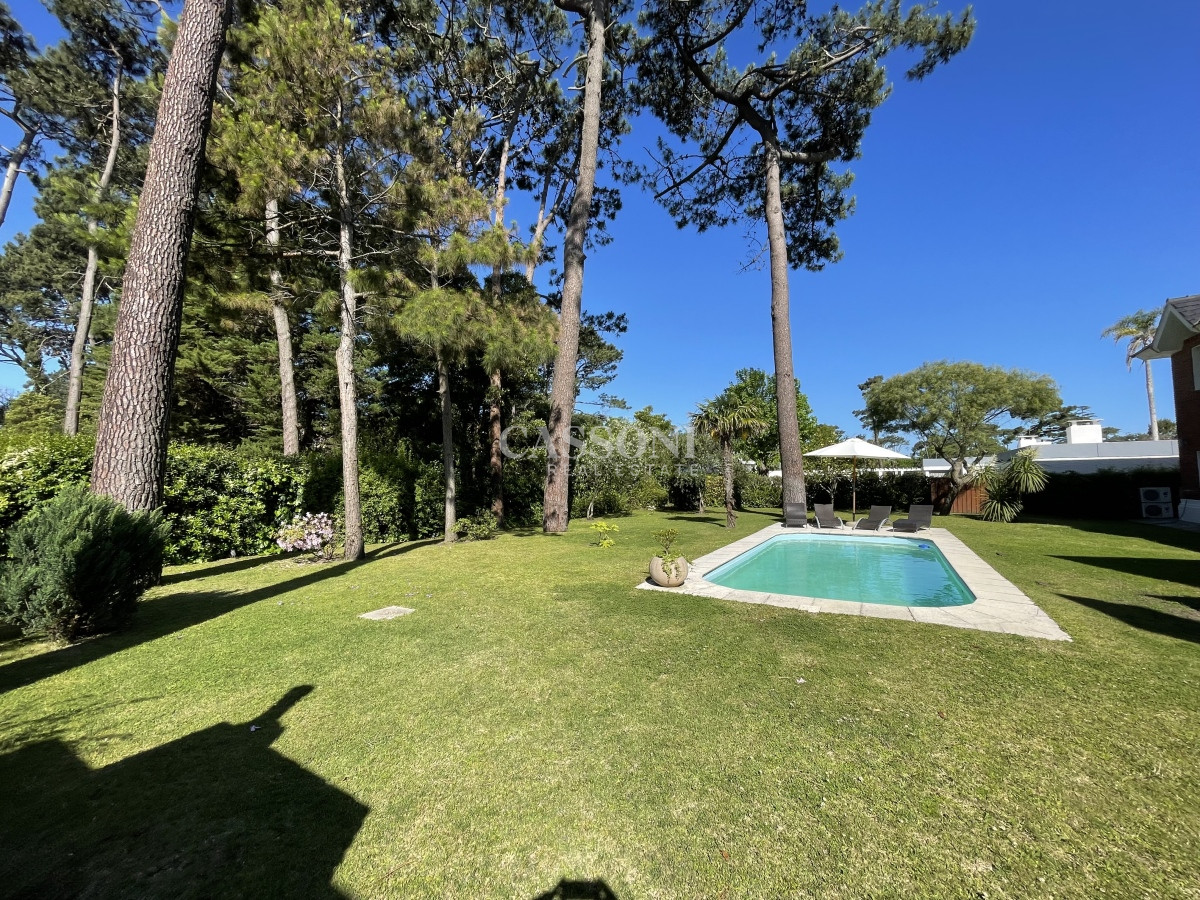 Casa ID.2757 - Mansa, selecta propiedad con gran capacidad, pileta climatizada y muy bien equipada.