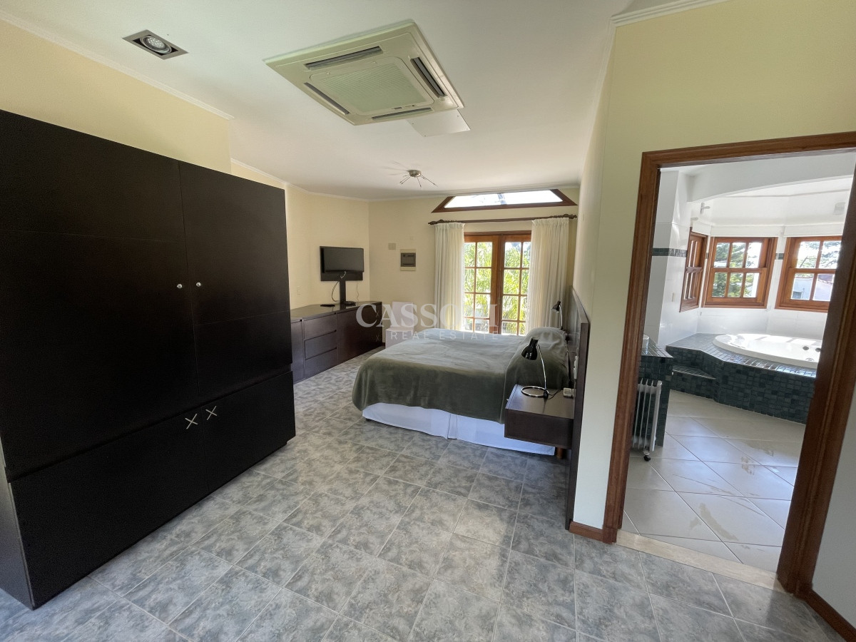 Casa ID.2757 - Mansa, selecta propiedad con gran capacidad, pileta climatizada y muy bien equipada.