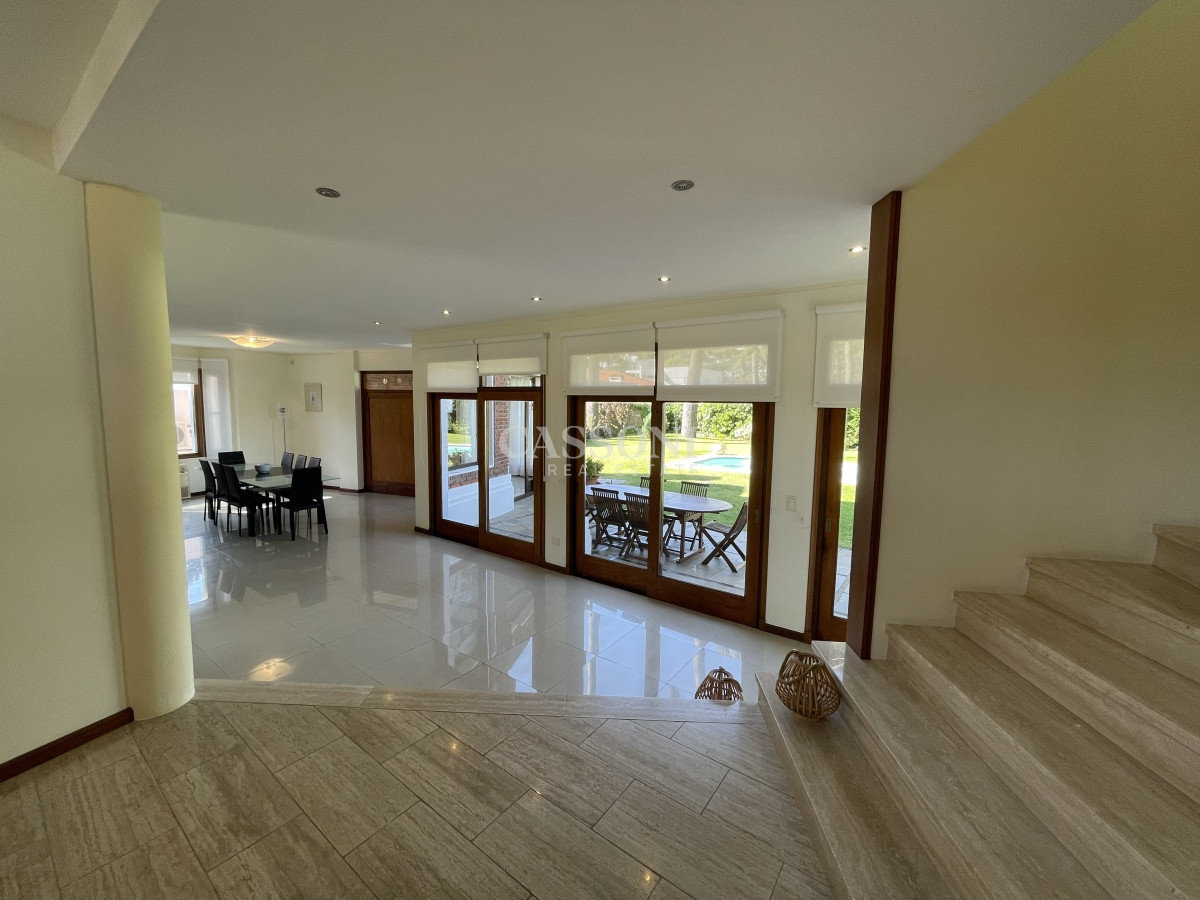 Casa ID.2757 - Mansa, selecta propiedad con gran capacidad, pileta climatizada y muy bien equipada.