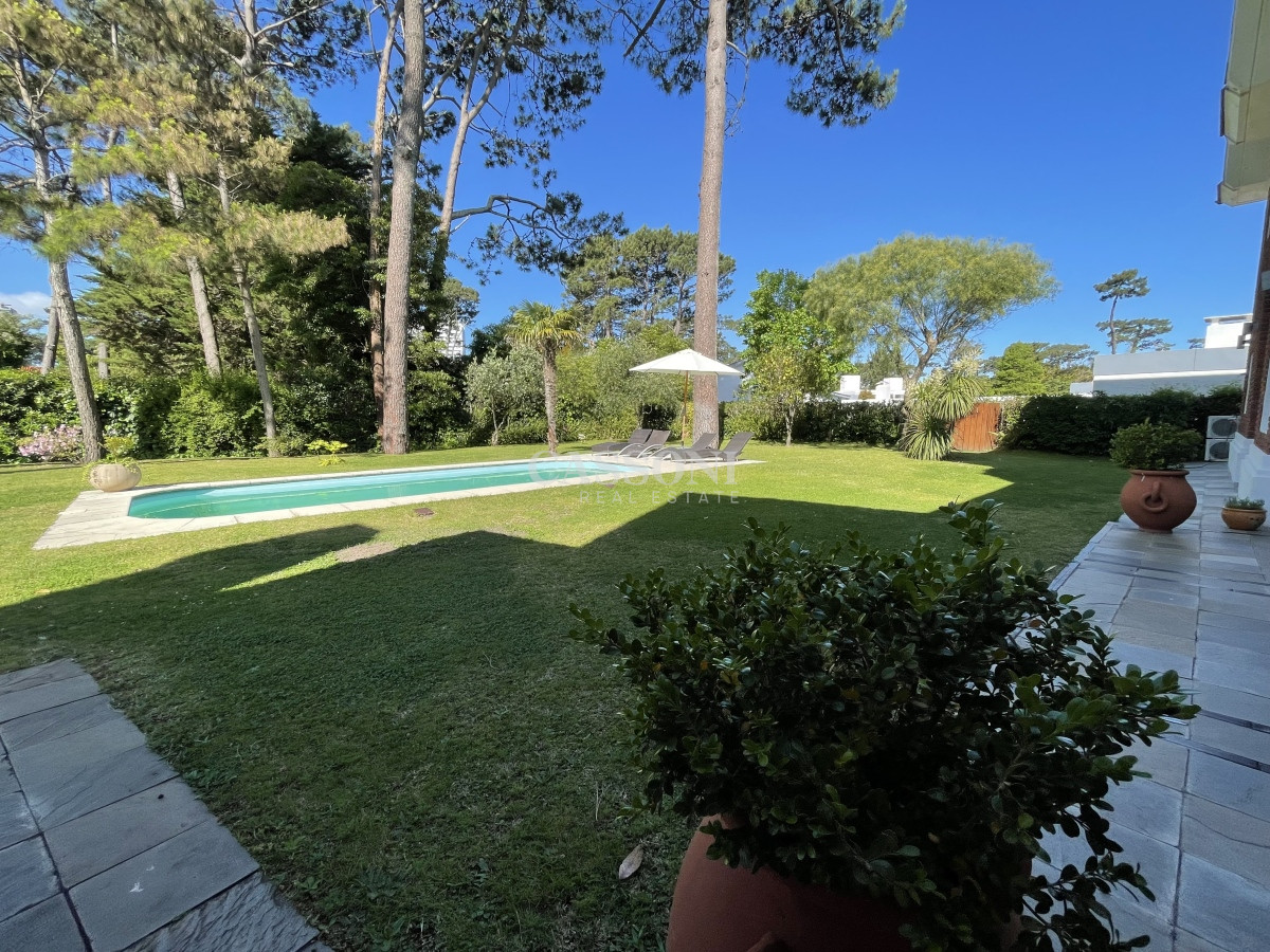 Casa ID.2757 - Mansa, selecta propiedad con gran capacidad, pileta climatizada y muy bien equipada.