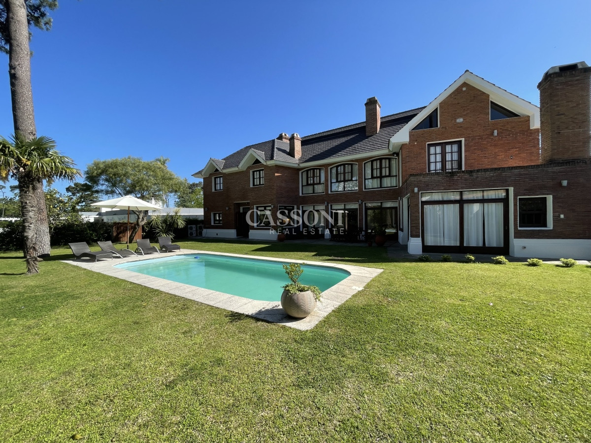 Casa ID.2757 - Mansa, selecta propiedad con gran capacidad, pileta climatizada y muy bien equipada.