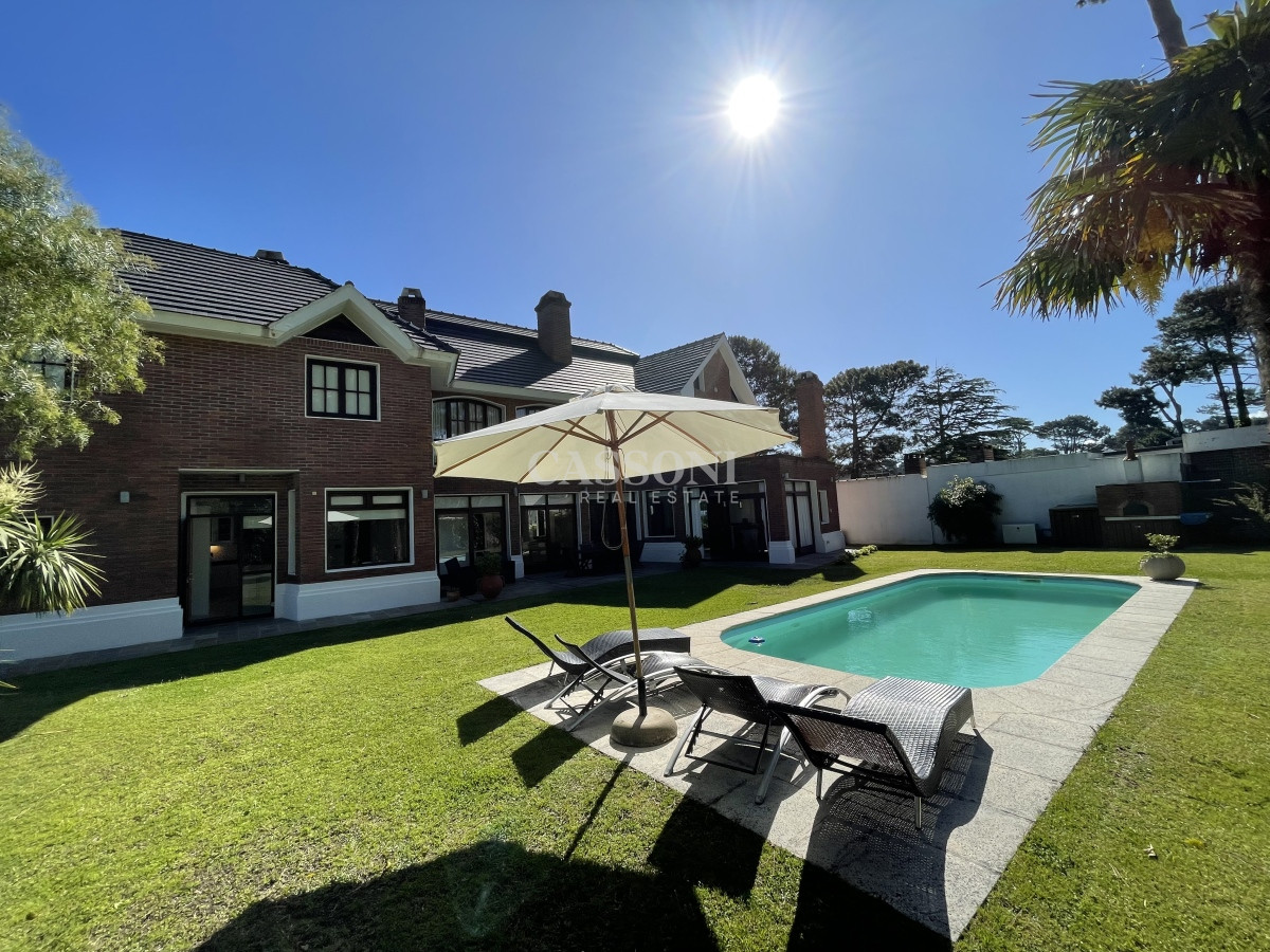 Casa ID.2757 - Mansa, selecta propiedad con gran capacidad, pileta climatizada y muy bien equipada.