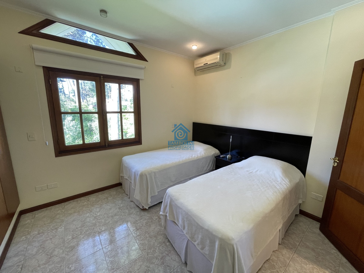 Casa ID.479 - Mansa, selecta propiedad con gran capacidad, pileta climatizada y muy bien equipada.