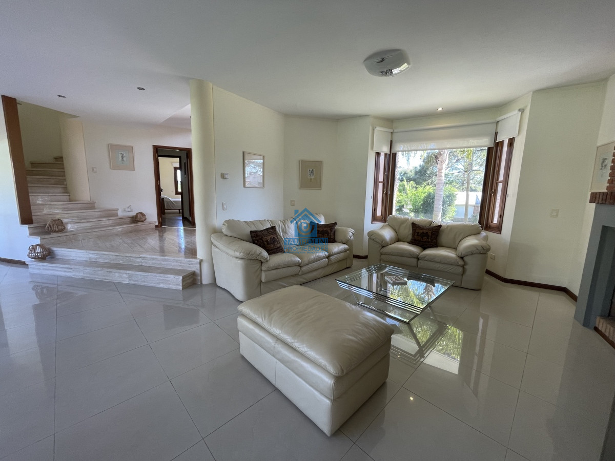 Casa ID.479 - Mansa, selecta propiedad con gran capacidad, pileta climatizada y muy bien equipada.