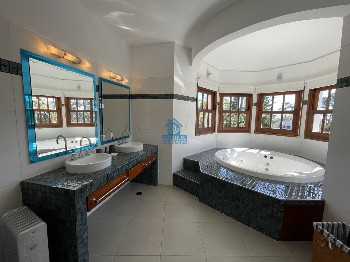 Casa ID.479 - Mansa, selecta propiedad con gran capacidad, pileta climatizada y muy bien equipada.
