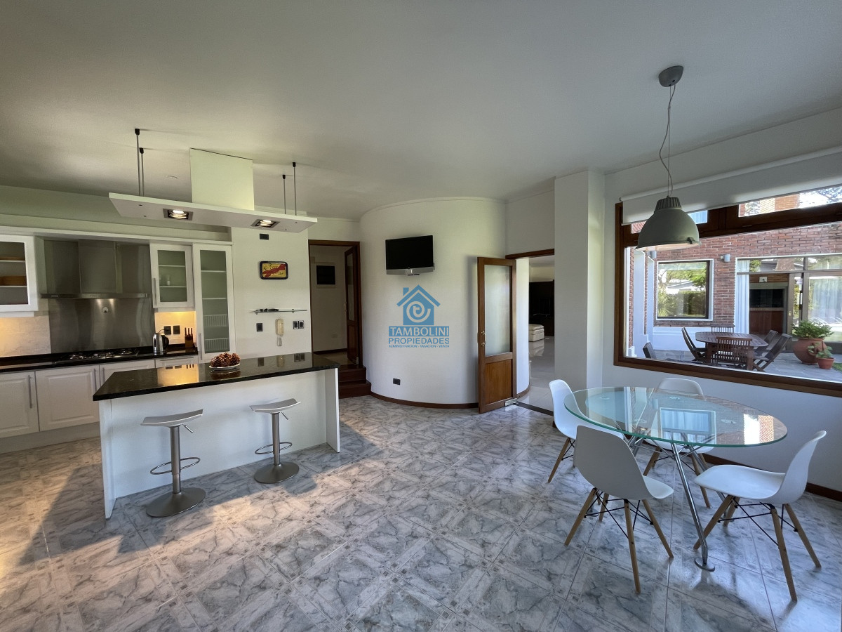 Casa ID.479 - Mansa, selecta propiedad con gran capacidad, pileta climatizada y muy bien equipada.