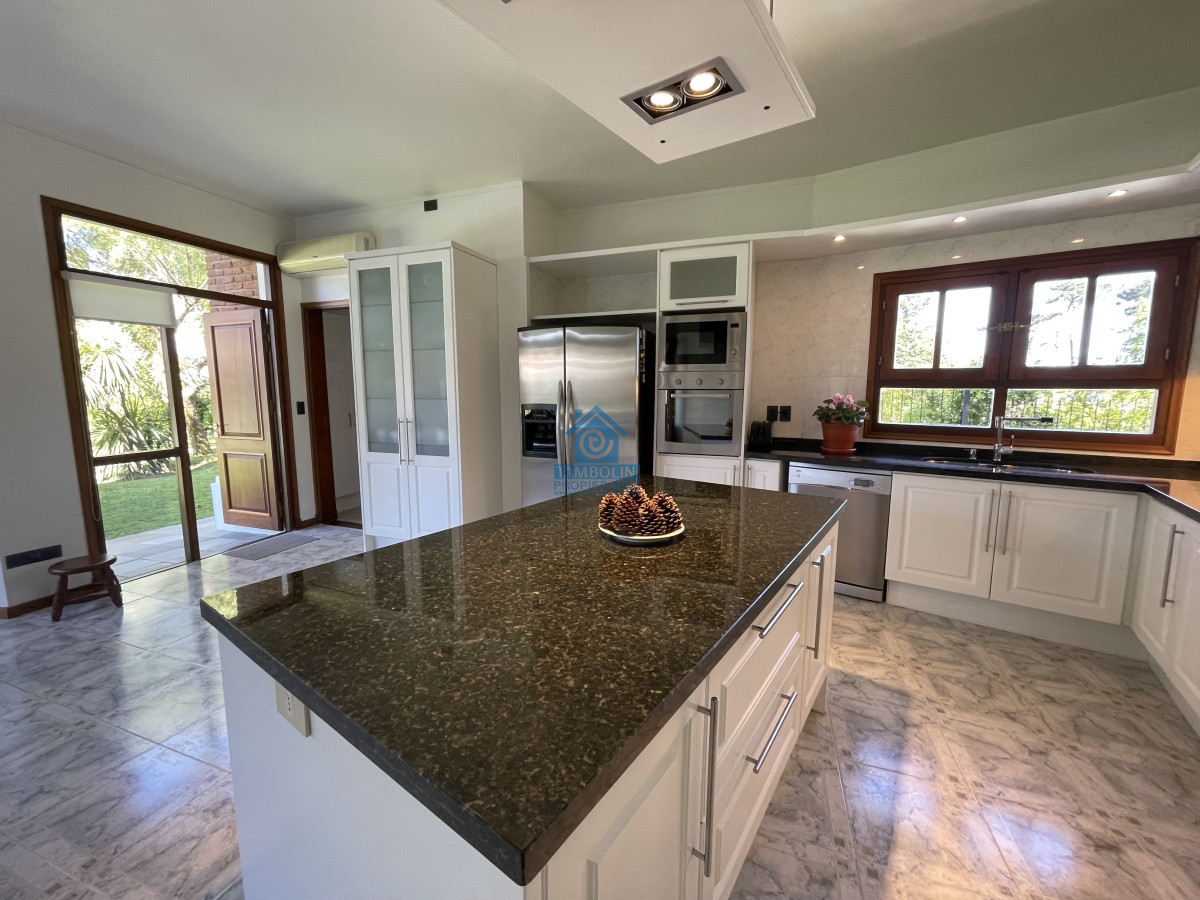 Casa ID.479 - Mansa, selecta propiedad con gran capacidad, pileta climatizada y muy bien equipada.