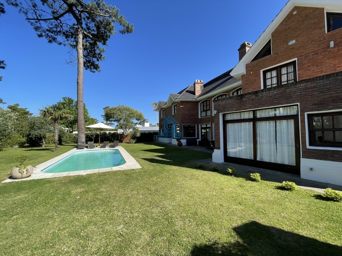 Casa ID.479 - Mansa, selecta propiedad con gran capacidad, pileta climatizada y muy bien equipada.