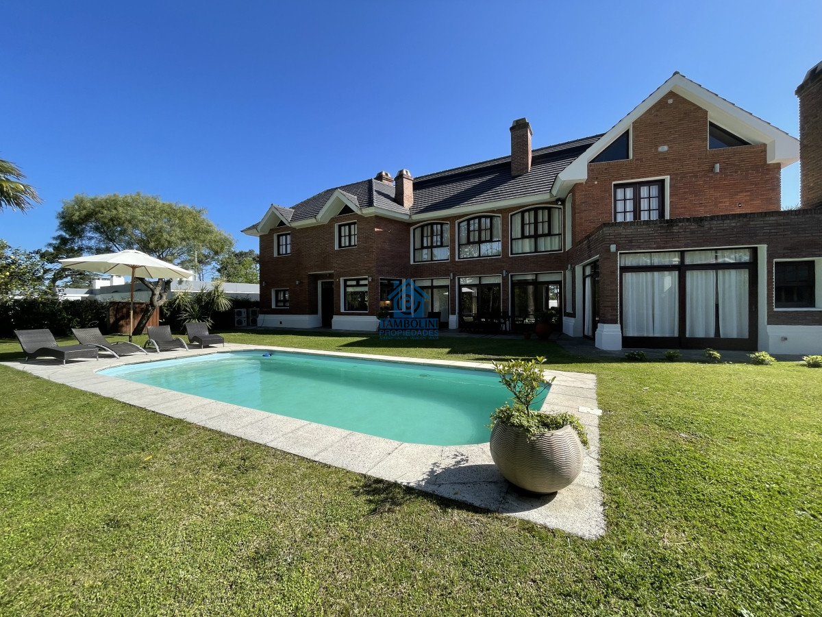Casa ID.479 - Mansa, selecta propiedad con gran capacidad, pileta climatizada y muy bien equipada.
