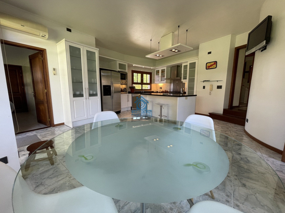 Casa ID.479 - Mansa, selecta propiedad con gran capacidad, pileta climatizada y muy bien equipada.