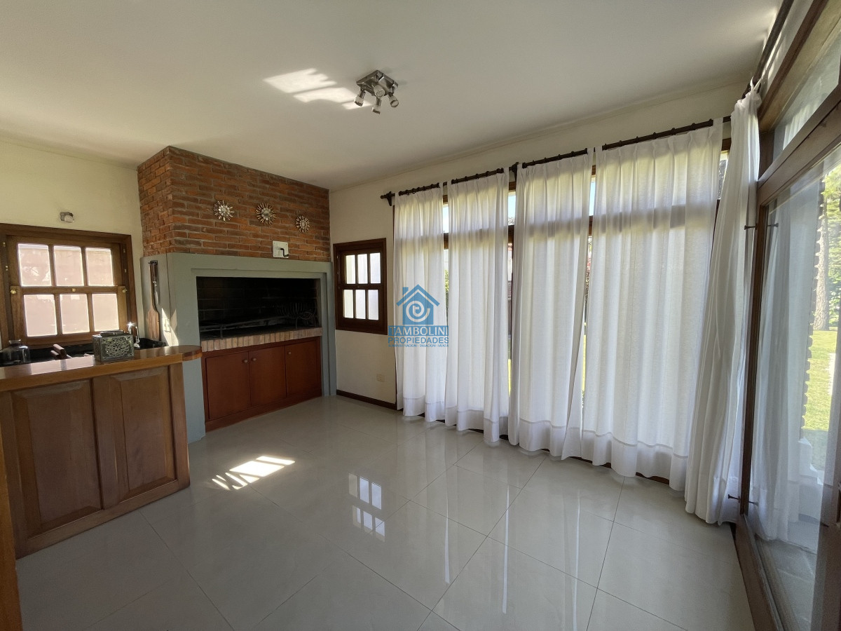 Casa ID.479 - Mansa, selecta propiedad con gran capacidad, pileta climatizada y muy bien equipada.
