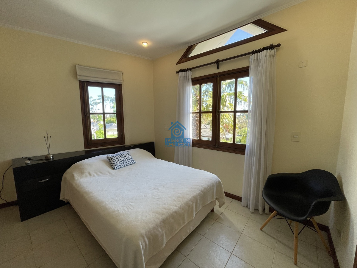 Casa ID.479 - Mansa, selecta propiedad con gran capacidad, pileta climatizada y muy bien equipada.