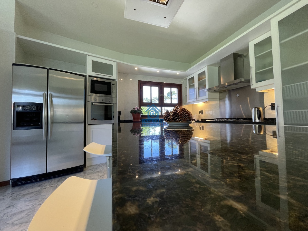 Casa ID.479 - Mansa, selecta propiedad con gran capacidad, pileta climatizada y muy bien equipada.