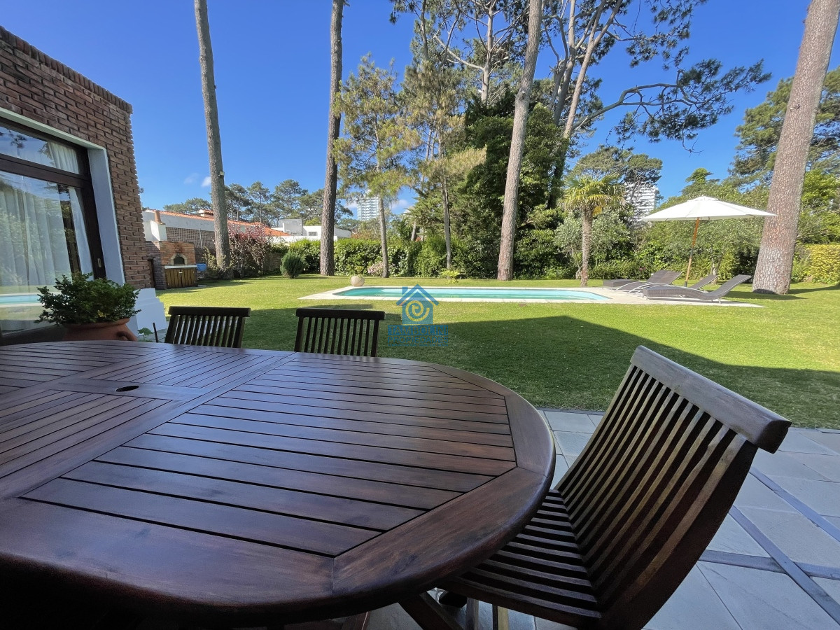Casa ID.479 - Mansa, selecta propiedad con gran capacidad, pileta climatizada y muy bien equipada.