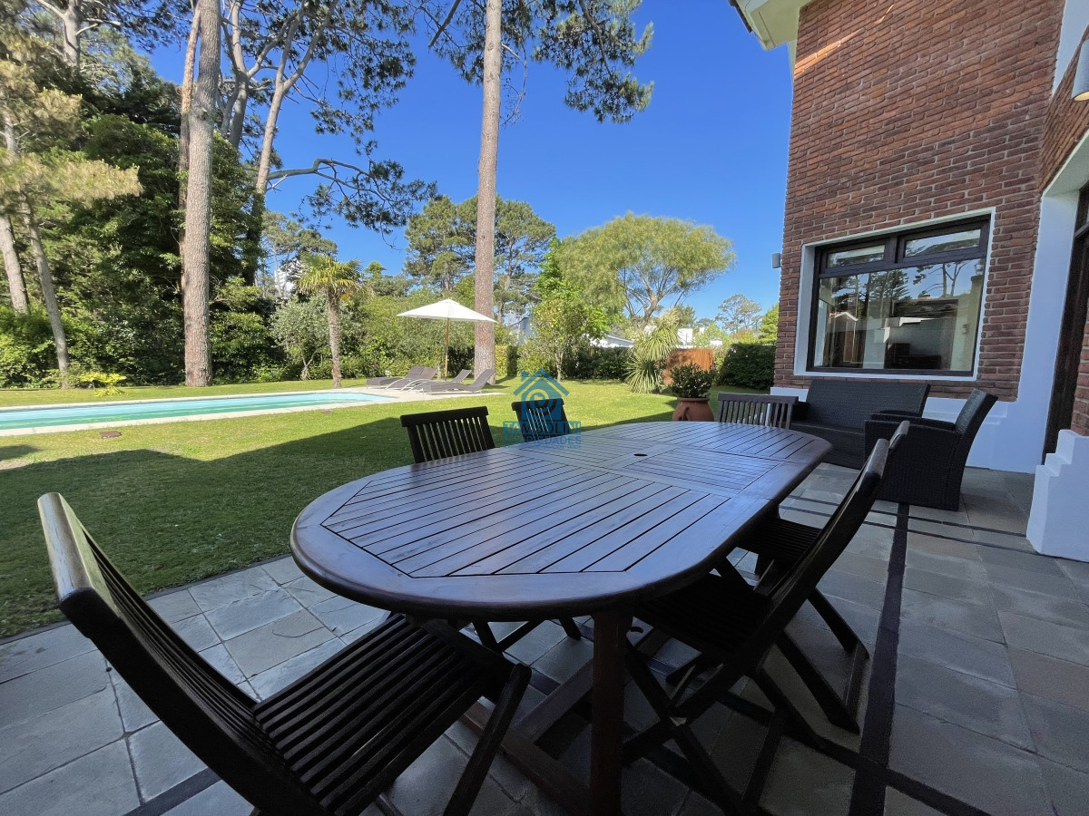 Casa ID.479 - Mansa, selecta propiedad con gran capacidad, pileta climatizada y muy bien equipada.