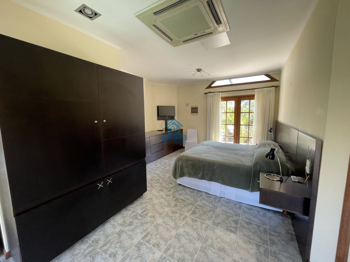 Casa ID.479 - Mansa, selecta propiedad con gran capacidad, pileta climatizada y muy bien equipada.