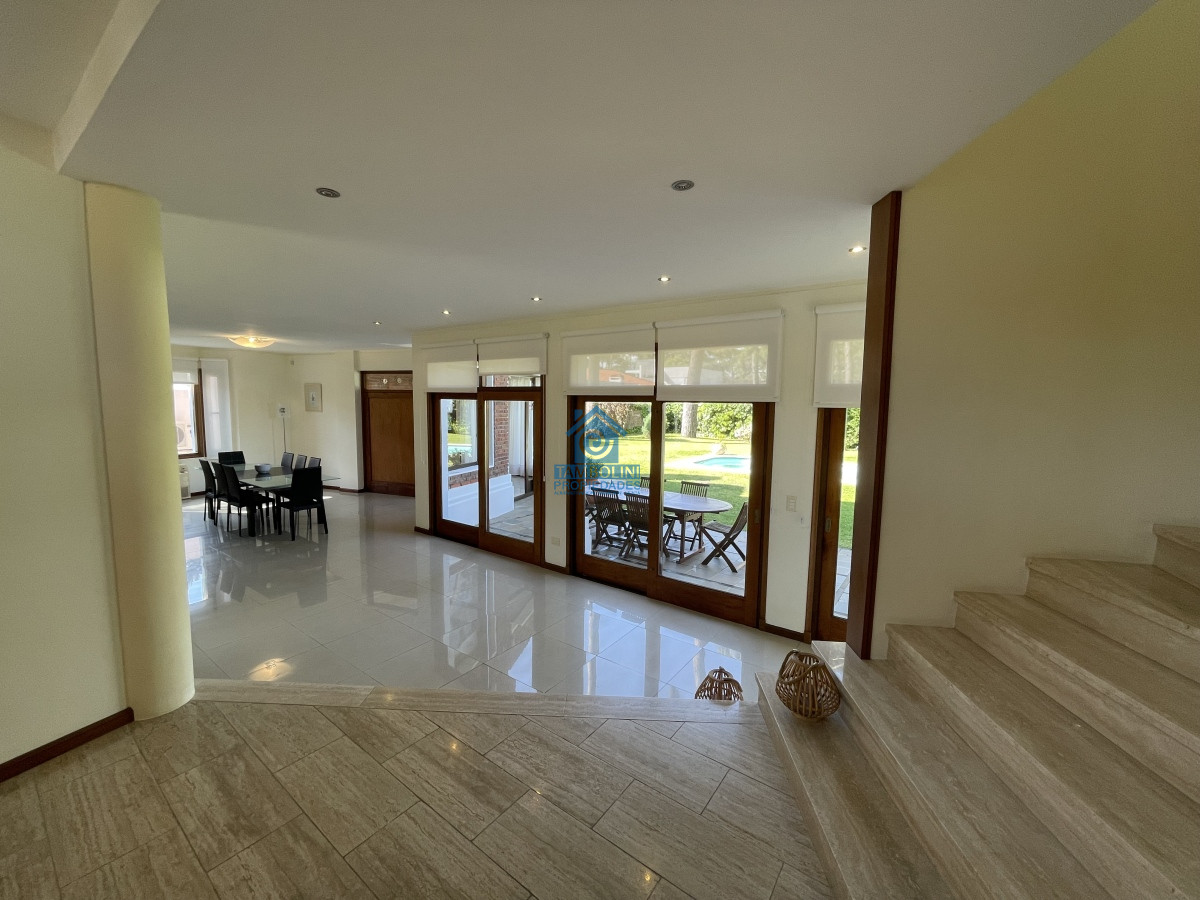 Casa ID.479 - Mansa, selecta propiedad con gran capacidad, pileta climatizada y muy bien equipada.