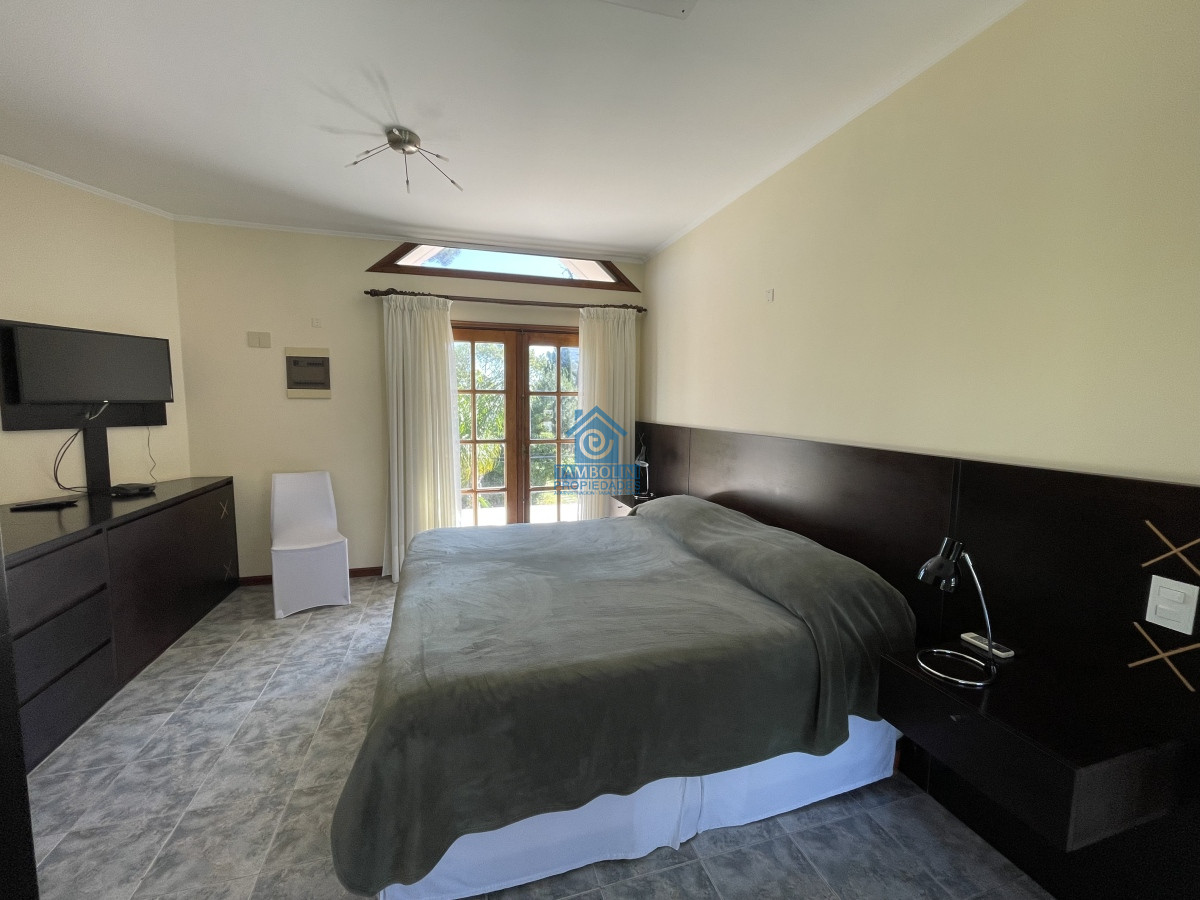 Casa ID.479 - Mansa, selecta propiedad con gran capacidad, pileta climatizada y muy bien equipada.