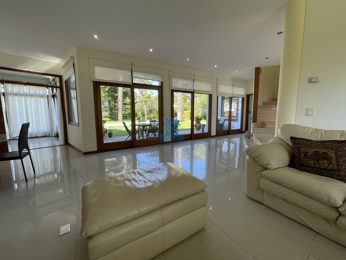 Casa ID.479 - Mansa, selecta propiedad con gran capacidad, pileta climatizada y muy bien equipada.