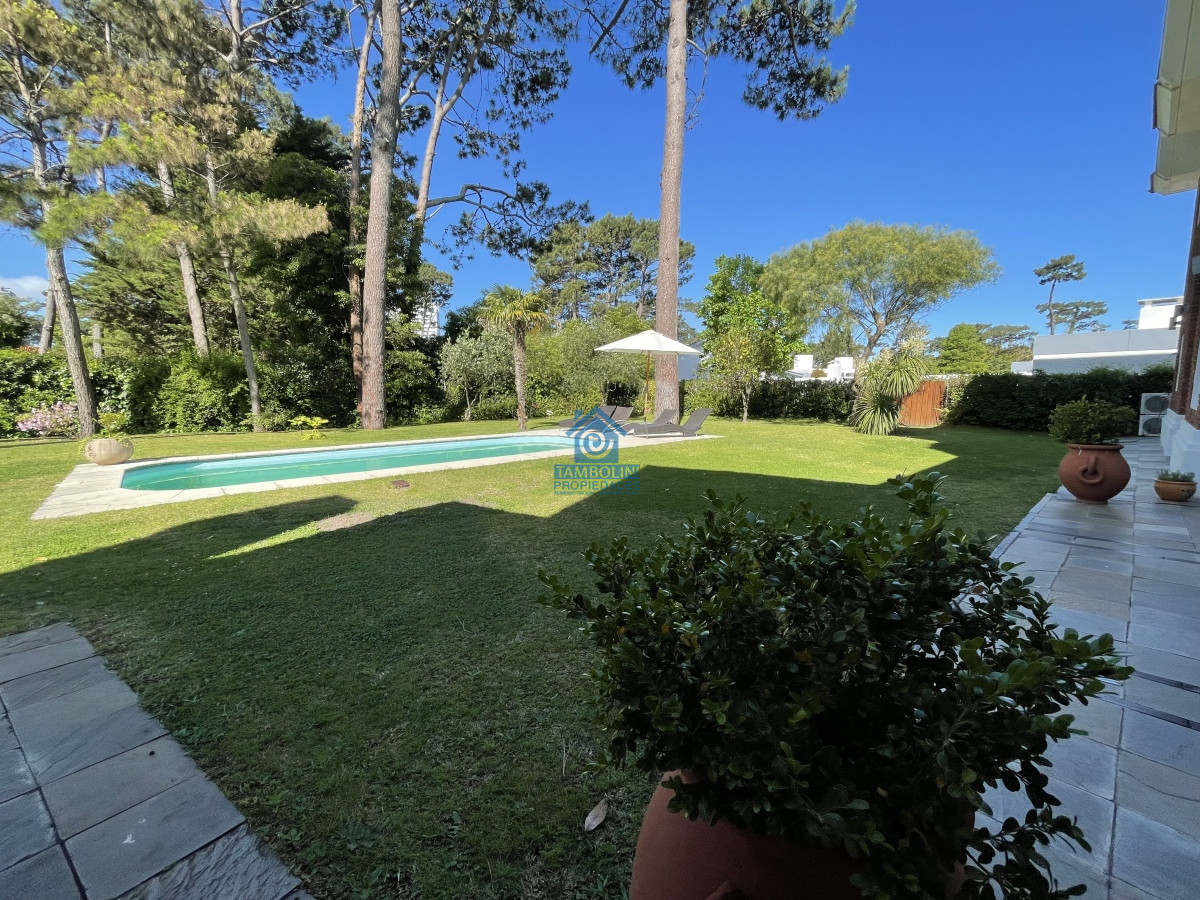 Casa ID.479 - Mansa, selecta propiedad con gran capacidad, pileta climatizada y muy bien equipada.