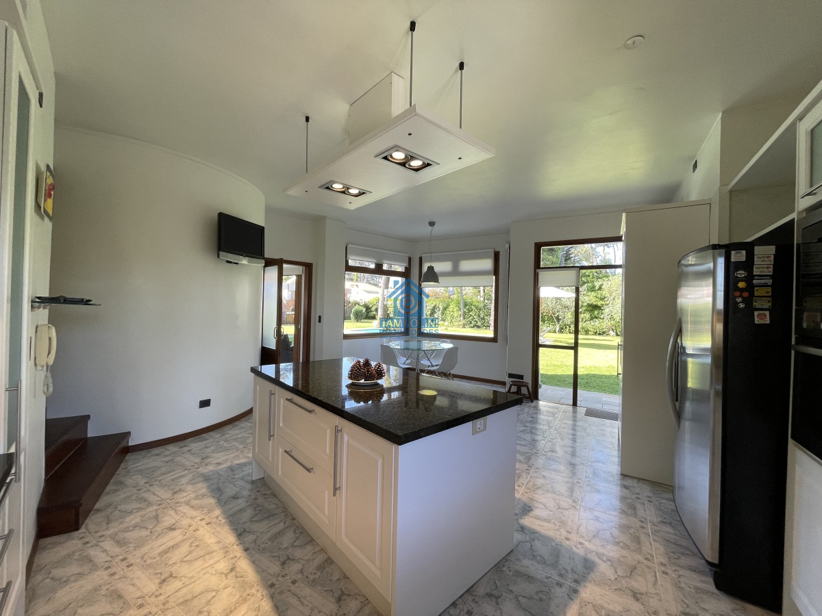 Casa ID.479 - Mansa, selecta propiedad con gran capacidad, pileta climatizada y muy bien equipada.