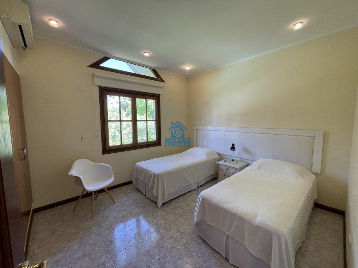 Casa ID.479 - Mansa, selecta propiedad con gran capacidad, pileta climatizada y muy bien equipada.