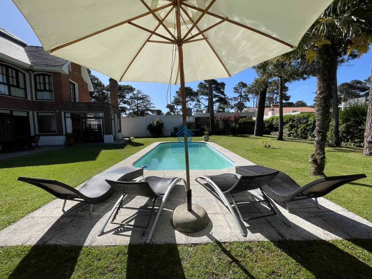 Casa ID.479 - Mansa, selecta propiedad con gran capacidad, pileta climatizada y muy bien equipada.