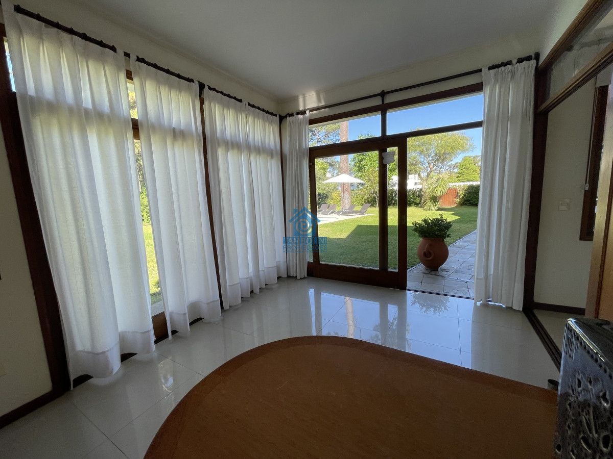 Casa ID.479 - Mansa, selecta propiedad con gran capacidad, pileta climatizada y muy bien equipada.
