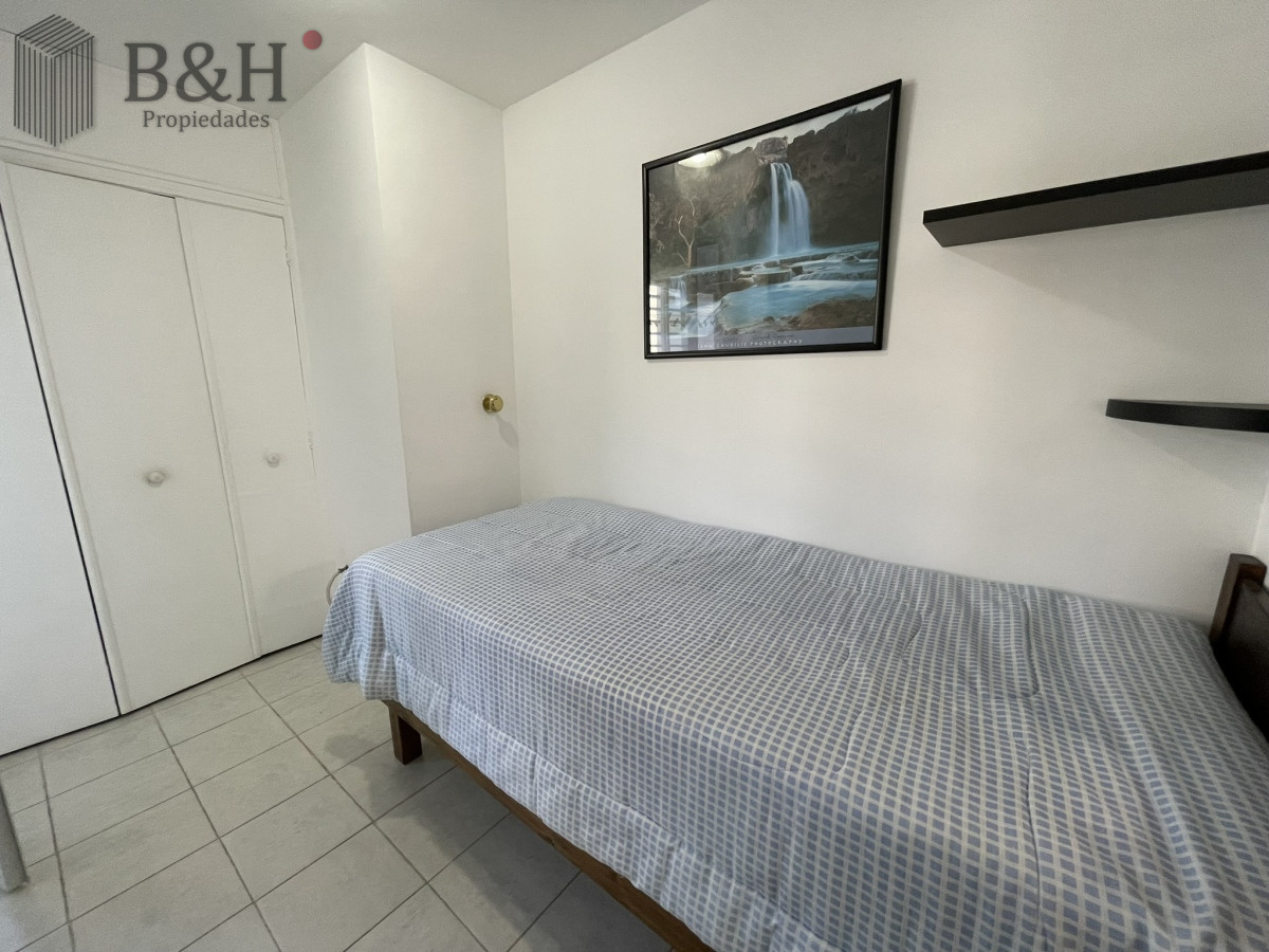 Apartamento ID.3564 - Edificio bajo en Playa Brava, primera línea  al mar. Con parrillero propio.
