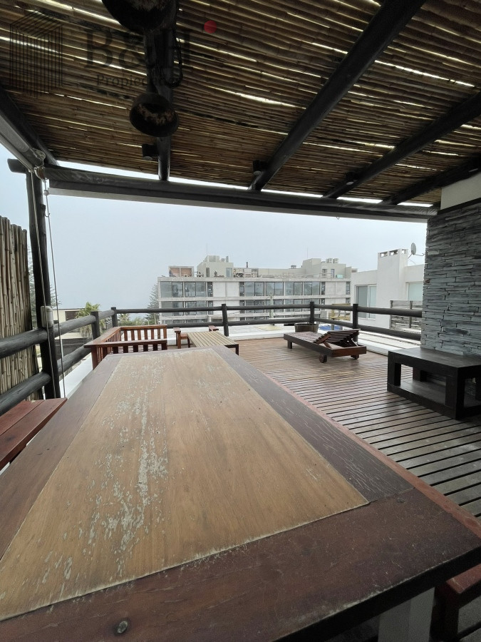 Apartamento ID.3517 - Punta del Este La Barra En uno de los lugares más buscados de Punta del Este. Un edificio con amplias terrazas a pasos del mar.