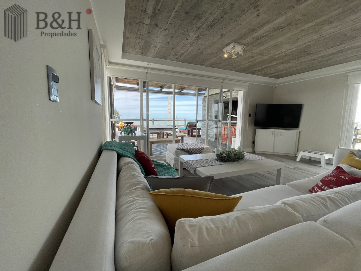 Apartamento ID.3517 - Punta del Este La Barra En uno de los lugares más buscados de Punta del Este. Un edificio con amplias terrazas a pasos del mar.