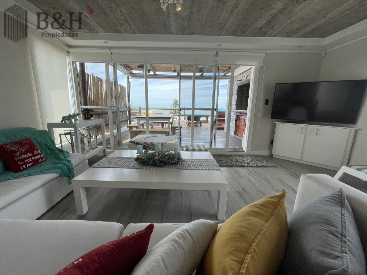 Apartamento ID.3517 - Punta del Este La Barra En uno de los lugares más buscados de Punta del Este. Un edificio con amplias terrazas a pasos del mar.