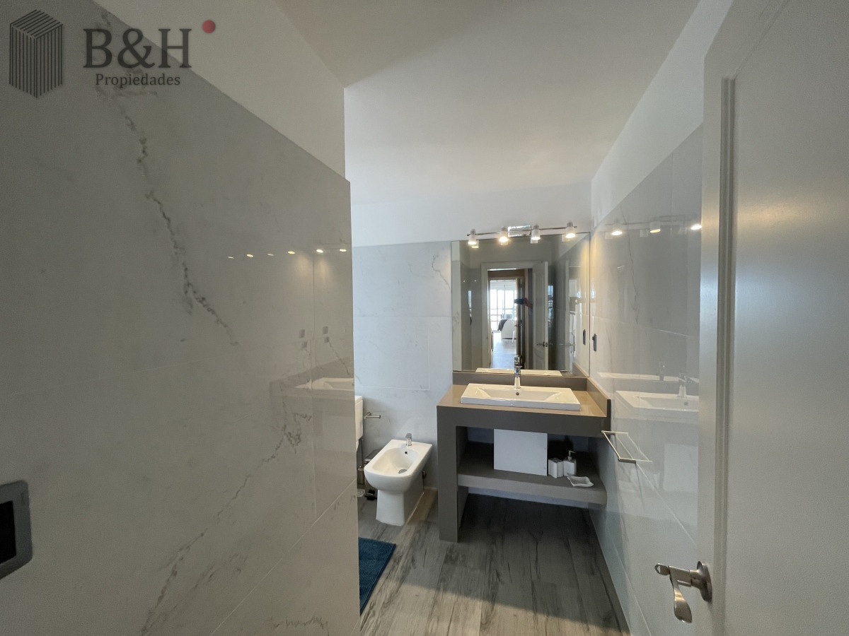 Apartamento ID.3517 - Punta del Este La Barra En uno de los lugares más buscados de Punta del Este. Un edificio con amplias terrazas a pasos del mar.