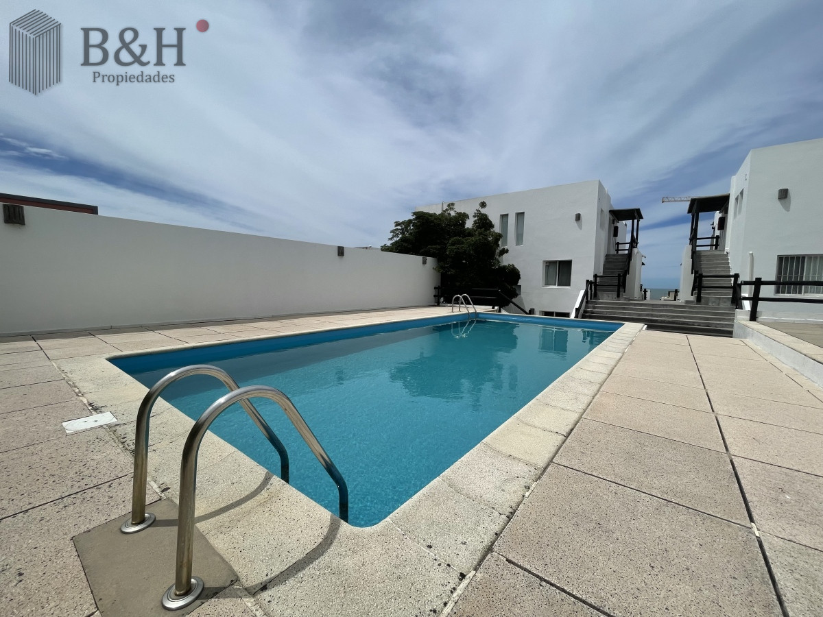 Apartamento ID.3517 - Punta del Este La Barra En uno de los lugares más buscados de Punta del Este. Un edificio con amplias terrazas a pasos del mar.