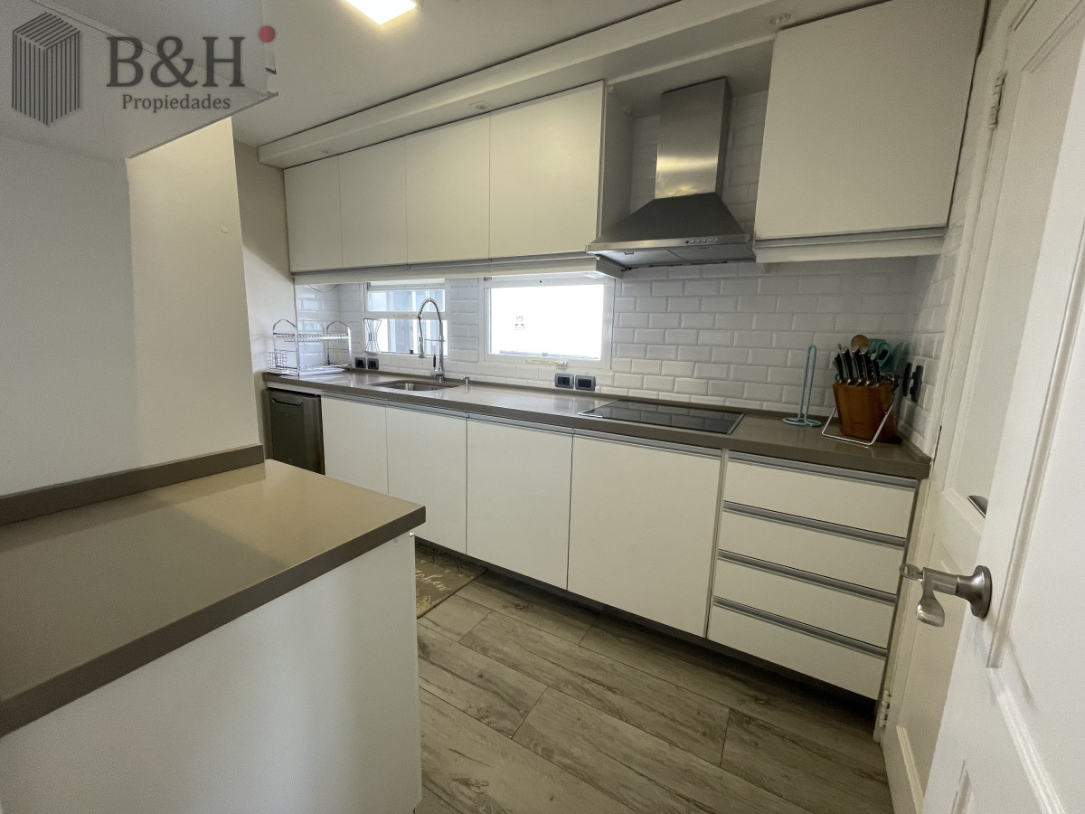 Apartamento ID.3517 - Punta del Este La Barra En uno de los lugares más buscados de Punta del Este. Un edificio con amplias terrazas a pasos del mar.