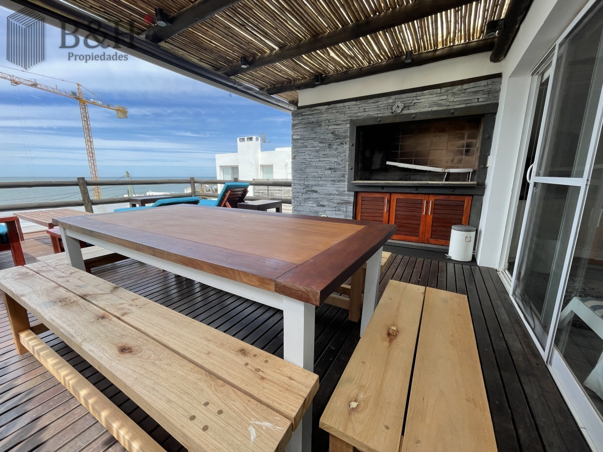 Apartamento ID.3517 - Punta del Este La Barra En uno de los lugares más buscados de Punta del Este. Un edificio con amplias terrazas a pasos del mar.