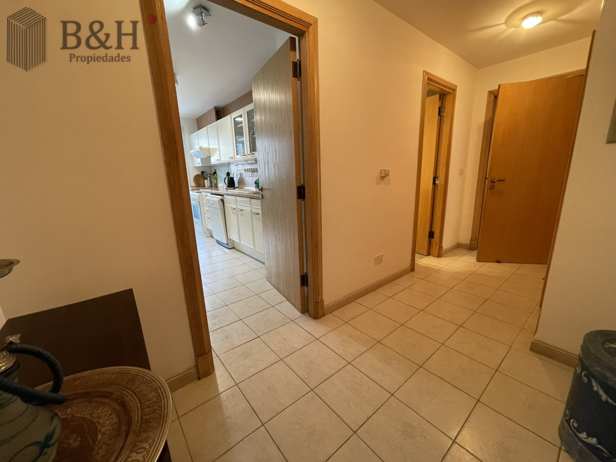 Apartamento ID.3564 - Edificio bajo en Playa Brava, primera línea  al mar. Con parrillero propio.