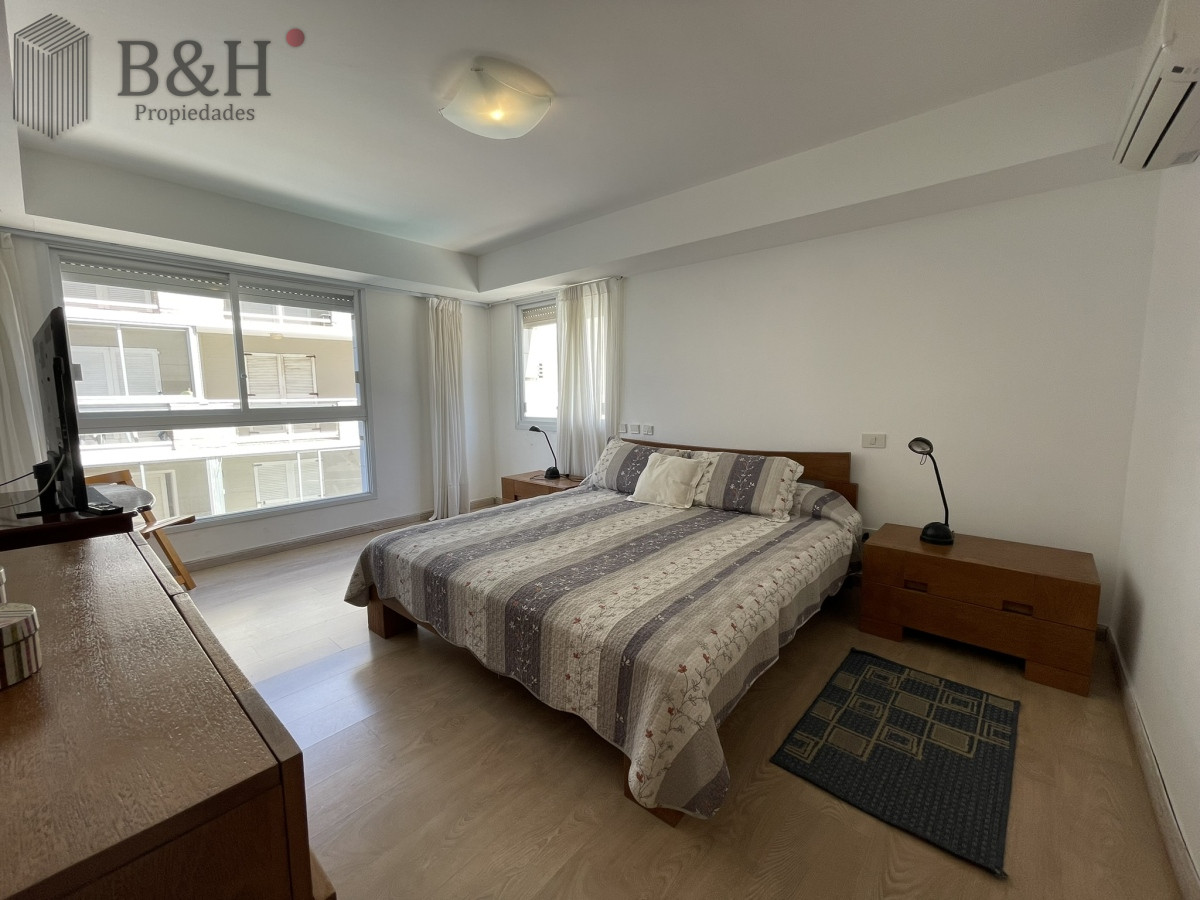 Apartamento ID.3564 - Edificio bajo en Playa Brava, primera línea  al mar. Con parrillero propio.