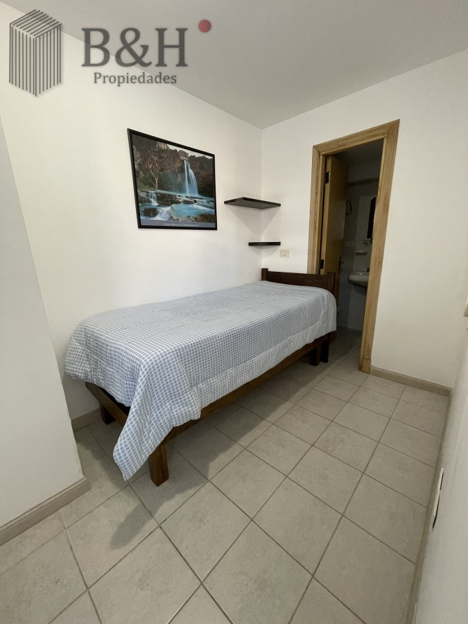 Apartamento ID.3564 - Edificio bajo en Playa Brava, primera línea  al mar. Con parrillero propio.