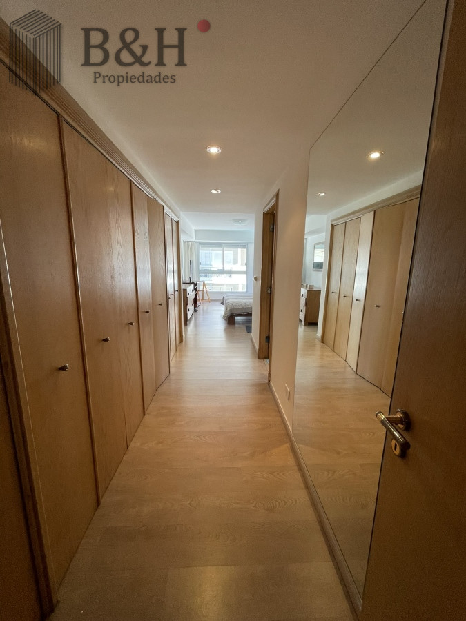 Apartamento ID.3564 - Edificio bajo en Playa Brava, primera línea  al mar. Con parrillero propio.