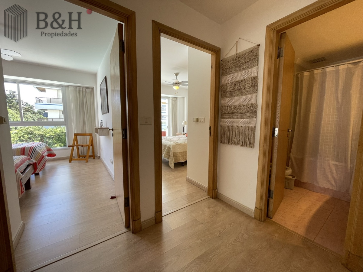 Apartamento ID.3564 - Edificio bajo en Playa Brava, primera línea  al mar. Con parrillero propio.