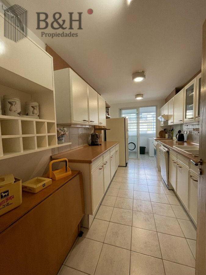 Apartamento ID.3564 - Edificio bajo en Playa Brava, primera línea  al mar. Con parrillero propio.