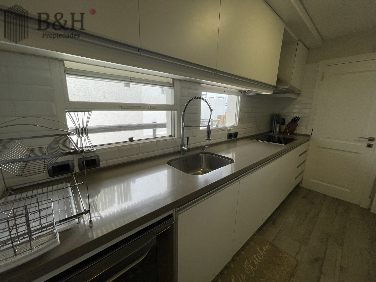 Apartamento ID.3517 - Punta del Este La Barra En uno de los lugares más buscados de Punta del Este. Un edificio con amplias terrazas a pasos del mar.